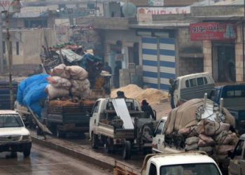 حركة نزوح كبيرة لأهالي ريف حلب الغربي هرباً من قصف النظام وروسيا