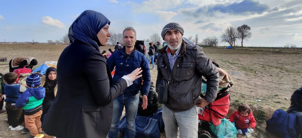 منسقة مكتب شؤون اللاجئين تجري جولة تفقدية على اللاجئين عند الحدود التركية اليونانية