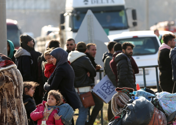 منسقة مكتب شؤون اللاجئين تجري جولة تفقدية على اللاجئين عند الحدود التركية اليونانية