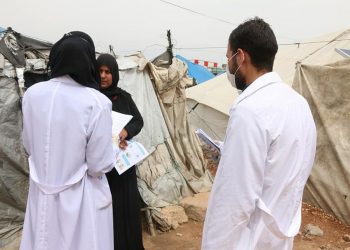 طلاب من كليتي الطب والصيدلة يقومون بحملة للوقاية من فيروس كورونا في المناطق المحررة