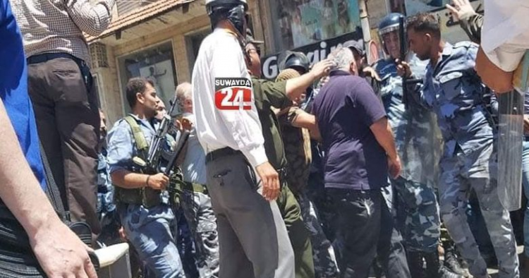 أكد منسق الهيئة الوطنية السورية لشؤون المفقودين والمعتقلين ياسر الفرحان، أن نظام الأسد لا يملك سوى إستراتيجية وحيدة في تعامله مع الشعب السوري تقوم على القمع والعنف، مديناً بأشد العبارات اعتقال عدد من المتظاهرين في السويداء أمس، وذلك على خلفية مشاركتهم في الاحتجاجات المستمرة في المدينة.