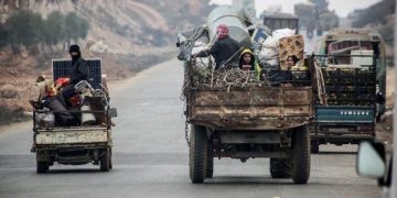 حركة نزوح جديدة لعشرات العائلات من جبل الزاوية جرّاء استهداف قوات الأسد للمنطقة