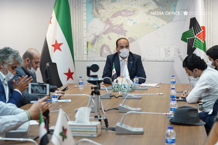 رئيس الائتلاف يعقد جلسة حوارية مع مجموعة من الصحفيين والناشطين السوريين
