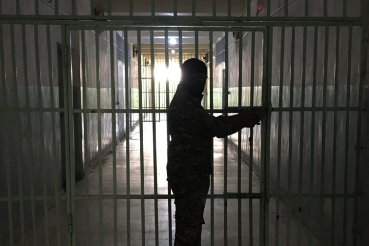 منظمة حقوقية تحمّل نظام الأسد مسؤولية وفاة معتقلٍ سياسي في سجن عدرا