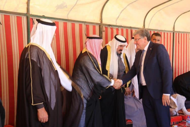 رئيس الائتلاف الوطني يلتقي شيوخ وأعيان القبائل بمدينة الباب بريف حلب