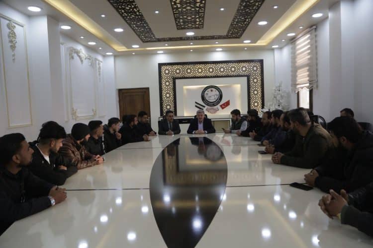 رئيس الائتلاف الوطني يلتقي مجموعة من الطلبة في الشمال السوري