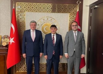 رئيس الائتلاف الوطني يلتقي السفير التركي في قطر ويؤكد على ضرورة تحقيق الانتقال السياسي في سورية
