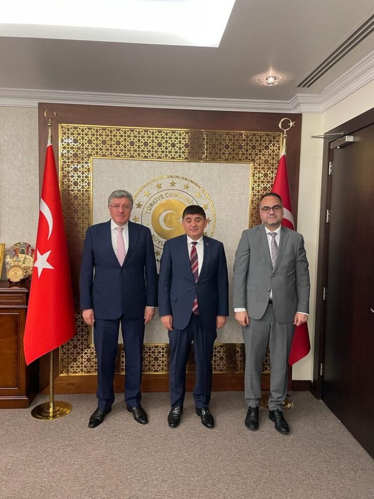 رئيس الائتلاف الوطني يلتقي السفير التركي في قطر ويؤكد على ضرورة تحقيق الانتقال السياسي في سورية