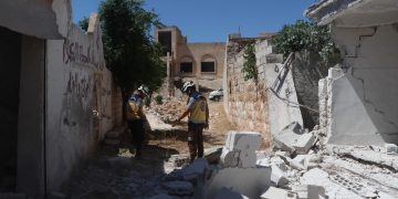 قوات النظام وروسيا تواصل قصفها لمحيط مدينة إدلب وتقتل عدداً من المدنيين وتصيب آخرين