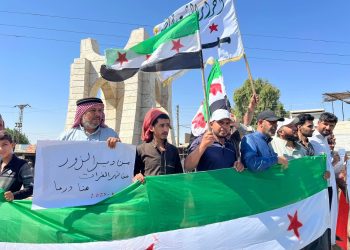 تظاهرة في دير الزور تدعم مطالب أهالي درعا والسويداء