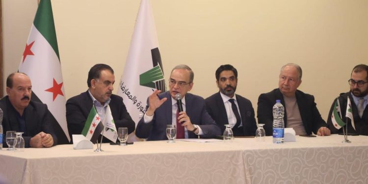 رئيس الائتلاف الوطني يعقد لقاء عاماً مع مجموعة من أعضاء الجالية السورية في مرسين 