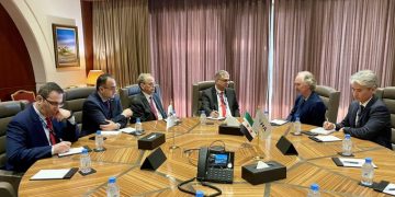 رئيس الائتلاف الوطني ورئيس هيئة التفاوض يجتمعان مع المبعوث الدولي الخاص إلى سورية