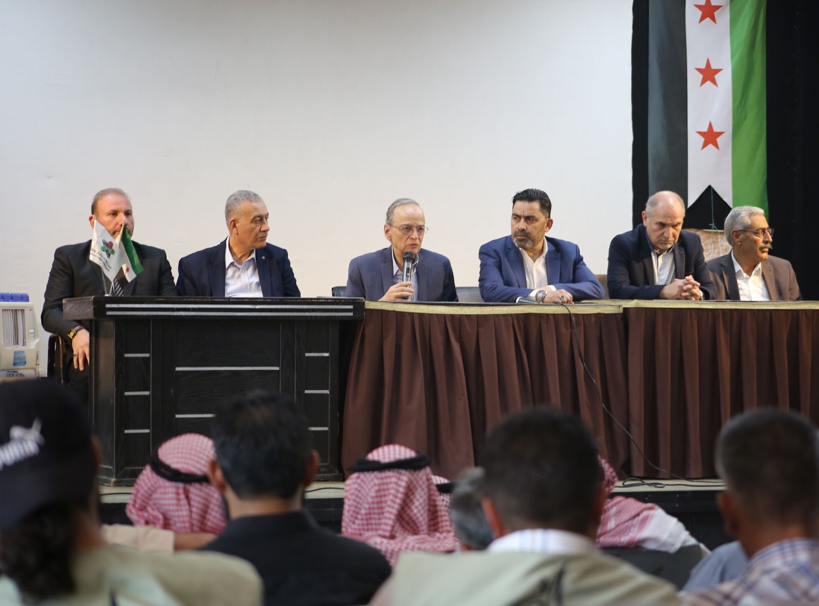 رئيس الائتلاف الوطني يلتقي الفعاليات المدنية والاجتماعية في مدينة رأس العين