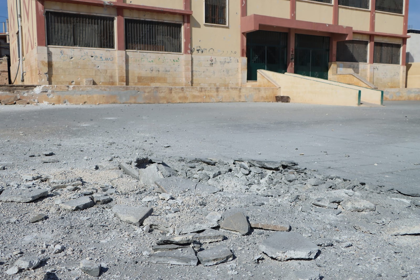 وثقت الشبكة السورية لحقوق الإنسان في تقريرها الدوري الصادر اليوم الثلاثاء، سقوط 50 مدنياً في سورية خلال شهر أيلول الماضي، بينهم 13 طفلاً و6 سيدات، و10 ضحايا بسبب التعذيب.